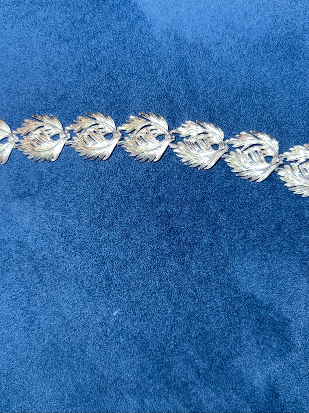 Vintage Lisner silver tone 7.5in leaf design bracelet.